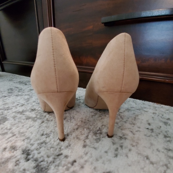 Nude Pumps - Picture 3 of 5